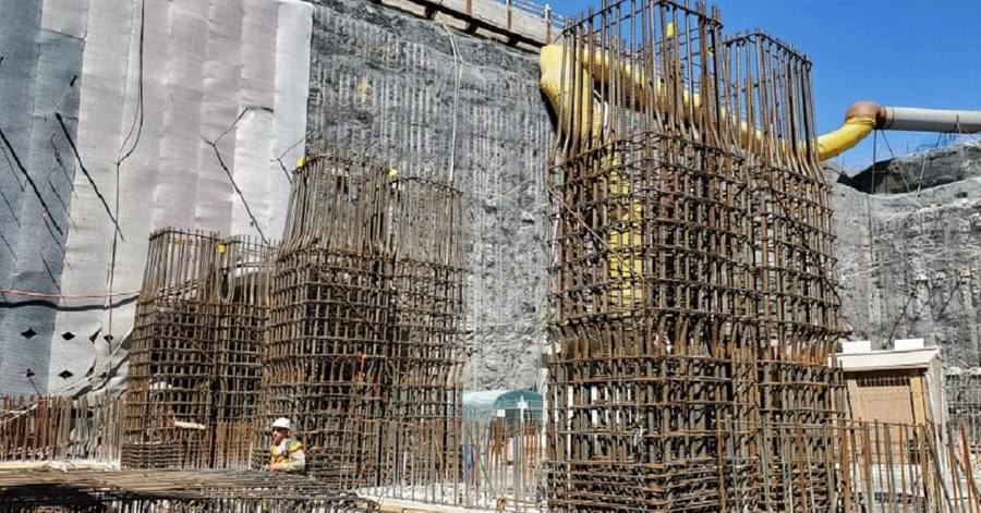 Colonnes d'armature d'acier dressées sous un ciel bleu, sur un chantier de Martin Doyon