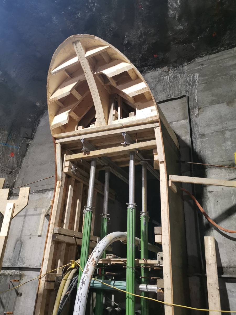 Coffrage de voûte en bois avec étais verts, dans un tunnel, sur un chantier de Martin Doyon