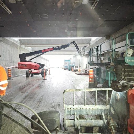 Nacelle rouge au plafond d'un tunnel, travaux de nuit