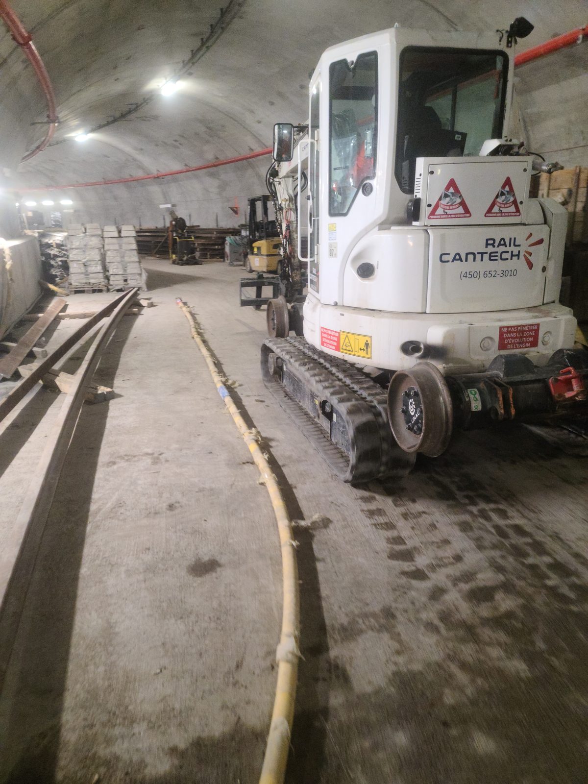 Excavatrice blanche dans un tunnel en chantier