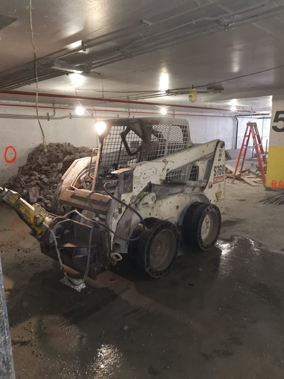Chargeur compact dans un stationnement souterrain