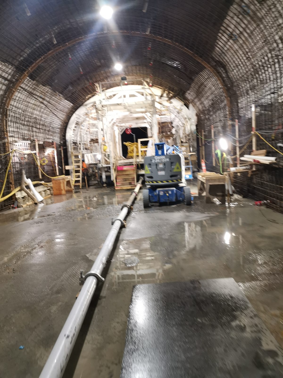 Tunnel avec conduite et mini-pelle