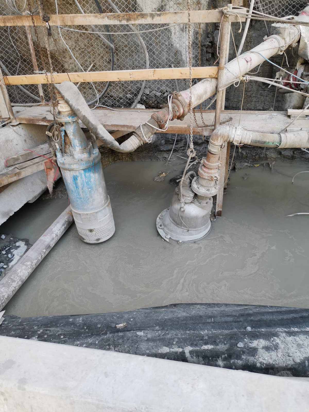 Coulée de béton entre étais et tuyaux