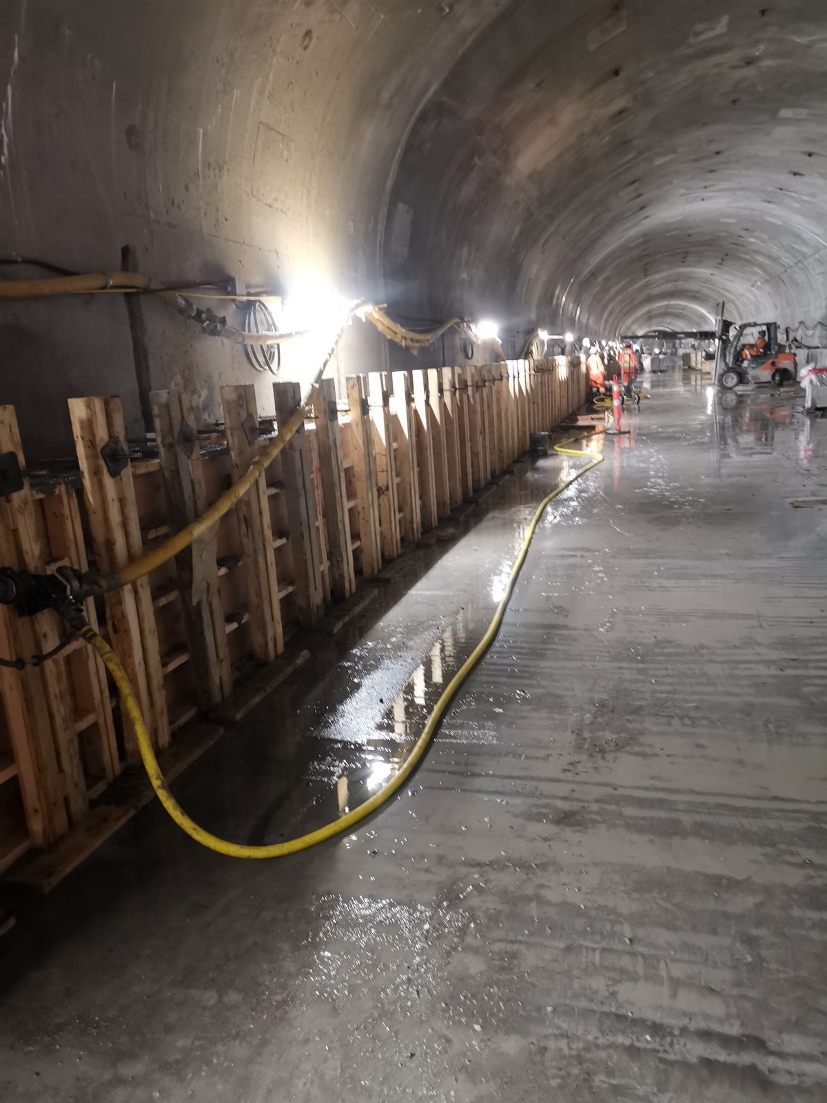 Long tunnel avec coffrages alignés et boyau jaune